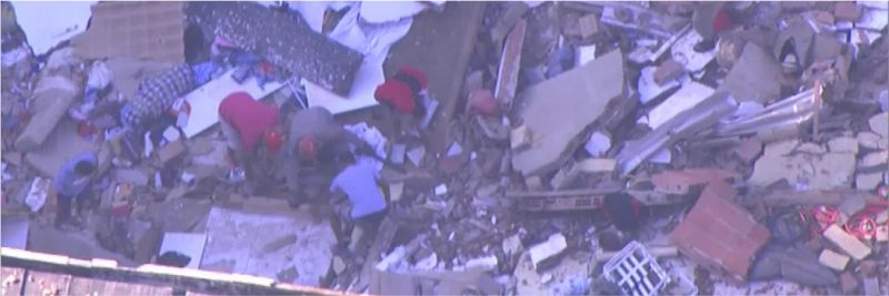 Bombeiros vasculham escombros de prédios que desabaram na comunidade da Muzema — Foto: Reprodução/ TV Globo