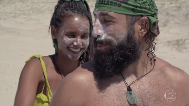 'No Limite': Gleici passa protetor solar em Kaysar — Foto: Globo