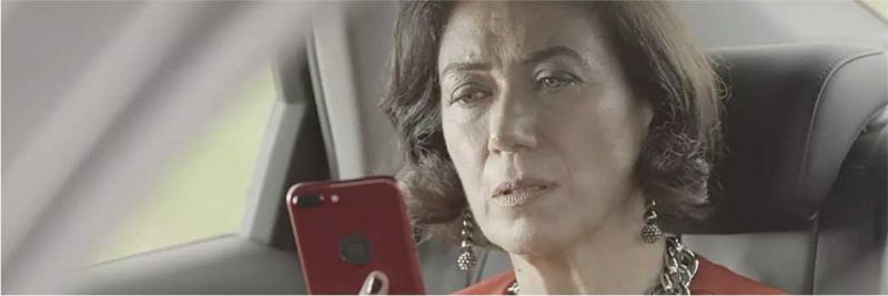 Valentina (Lilia Cabral) não reconhece Marcos Paulo ao ver a loura na tela do celular, na novela 'O Sétimo Guardião' 