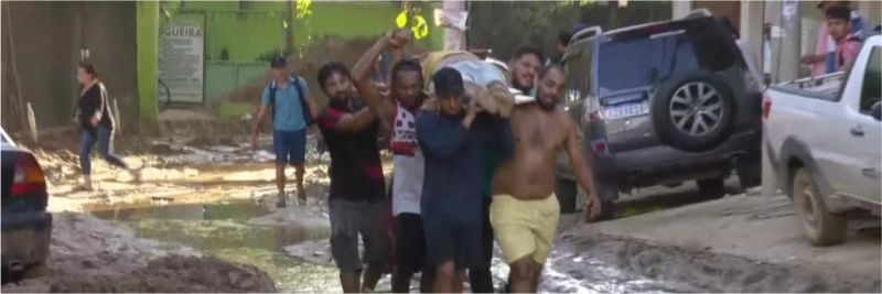 Moradores retiraram homem dos escombros apoiado em uma porta, que foi usada como maca — Foto: Reprodução/ TV Globo