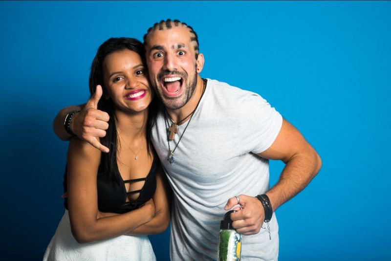 Gleici e Kaysar posam após final do BBB18 — Foto: Globo/ Paulo Belote