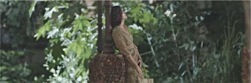 Stela (Vanessa Giácomo) é vista bêbada na praça de Serro Azul, na novela 'O Sétimo Guardião' 
