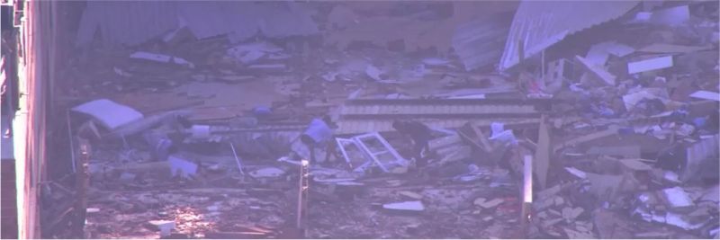 Moradores fazem buscas em escombros de prédio na comunidade da Muzema, na Zona Oeste do Rio — Foto: Reprodução/ TV Globo