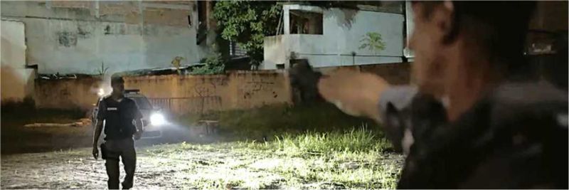 Wesley (Dan Ferreira) se aproxima do carro quando é surpreendido por Belizário (Tuca Andrada) — Foto: Globo