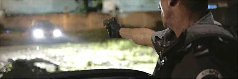 Belizário (Tuca Andrada) acerta diversos tiros em Wesley (Dan Ferreira) e altera cena do crime — Foto: Globo