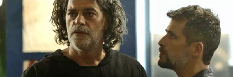 Gabriel (Bruno Gagliasso) pergunta se Murilo (Eduardo Moscovis) conhece Neide (Viviane Araújo) de algum lugar, em 'O Sétimo Guardião' 