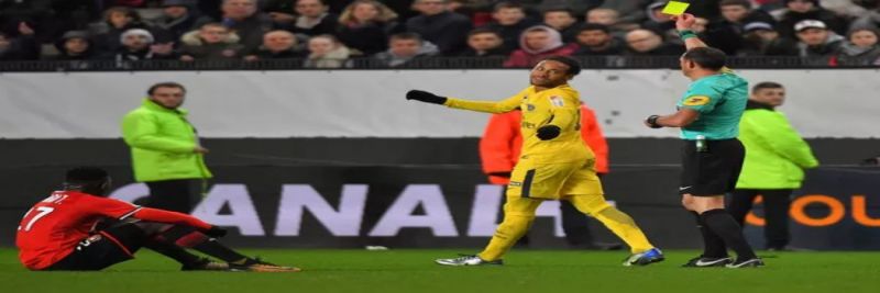 Neymar recebe amarelo durante partida contra o Rennes