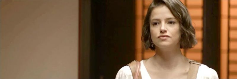 Josiane (Agatha Moreira) se dá mal e revólver não funciona durante briga com Fabiana (Nathalia Dill), em 'A Dona do Pedaço' — Foto: Globo