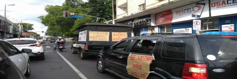 Cartazes foram espalhados por bairros de Uberlândia e anexados em veículos 