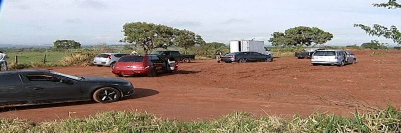 Veículos foram encontrados em estrada de terra na zona rural de Uberaba 