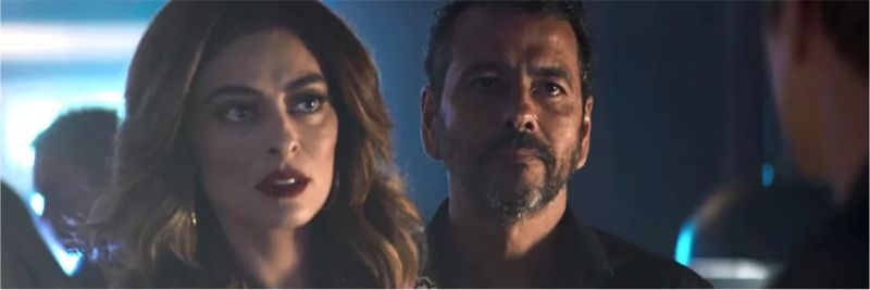 Maria da Paz (Juliana Paes) fica surpresa ao encontrar com seu futuro marido em um cassino, em 'A Dona do Pedaço' — Foto: TV Globo