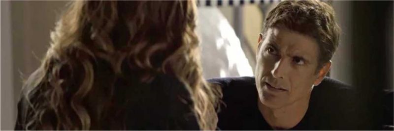 Régis (Reynaldo Gianecchini) diz a Maria da Paz (Juliana Paes) que Amadeu (Marcos Palmeira) está de olho na sua fortuna, em 'A Dona do Pedaço' — Foto: Globo