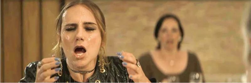 Josiane (Agatha Moreira) joga vinho na cara de Sabrina (Carol Garcia), na novela 'A Dona do Pedaço' — Foto: Globo