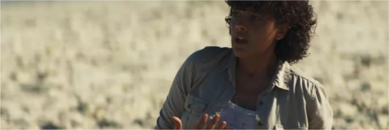 Zenaide (Maeve Jinkings) leva um tiro no peito e cai, morta! — Foto: TV GLOBO