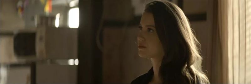 Em 'A Dona do Pedaço', Fabiana (Nathalia Dill) recorre a Josiane (Agatha Moreira) para conseguir informações sobre Maria da Paz (Juliana Paes) — Foto: TV Globo
