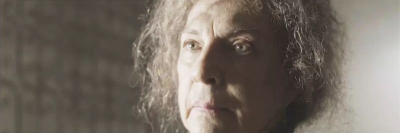 Senhora (Suzana Faini) observa quando Isabel entra no casarão, mas não a impede de quebrar o espelho 
