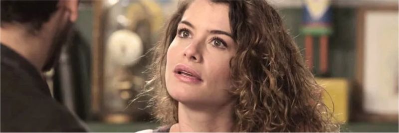 Isabel (Alinne Moraes) fica surpresa com a pergunta de Alain (João Vicente de Castro) 
