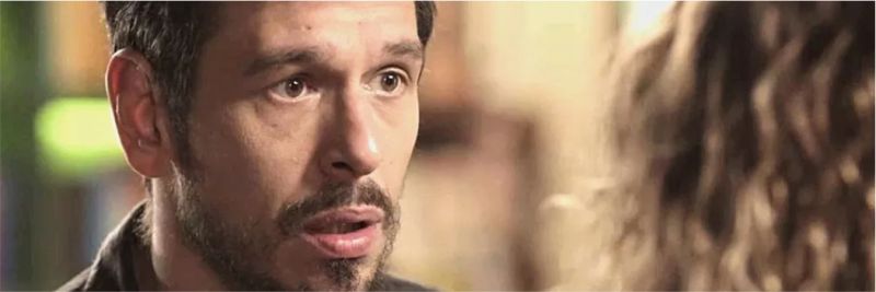 Alain (João Vicente de Castro) tira satisfações com Isabel (Alinne Moraes) na novela 'Espelho da Vida'