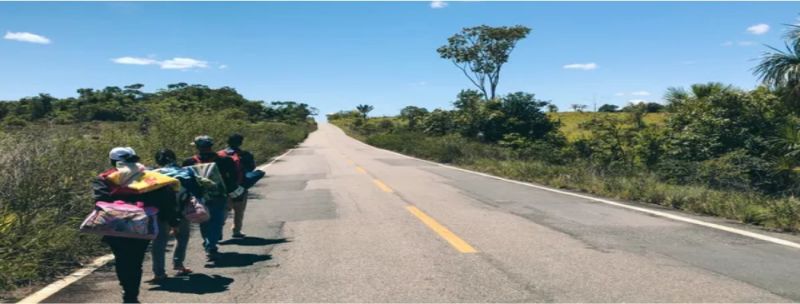 Imigrantes venezuelanos caminham para chegar a Boa Vista pela BR-174; rota é feita pelos imigrantes que não tem dinheiro para passagens