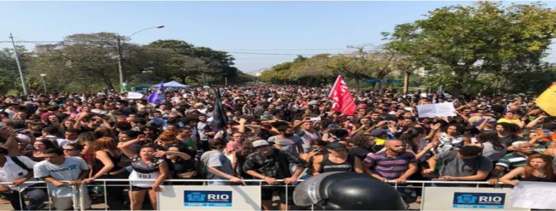 Multidão se aglomera na Quinta da Boa Vista, próximo ao Museu Nacional