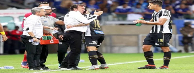 Cuca abraça Gabriel após gol do Santos contra o Cruzeiro