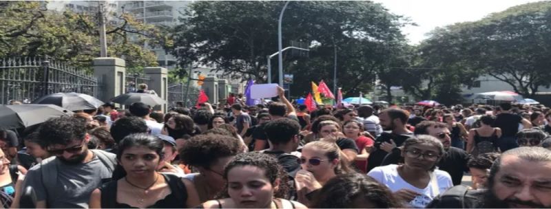 Polícia usa spray de pimenta durante ato em frente ao portão principal da Quinta da Boa Vista