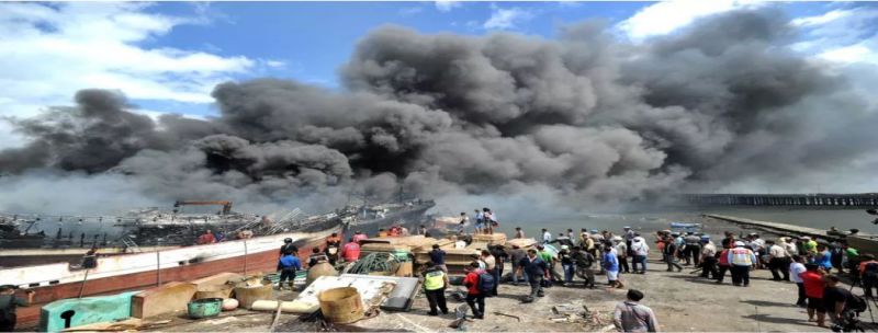 Bombeiros tentam extinguir incêndio em barcos de pesca no porto de Benoa, em Denpasar, na ilha balneária de Bali
