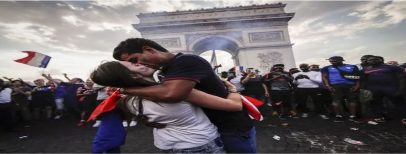 Franceses na Champs Elysees, em Paris 