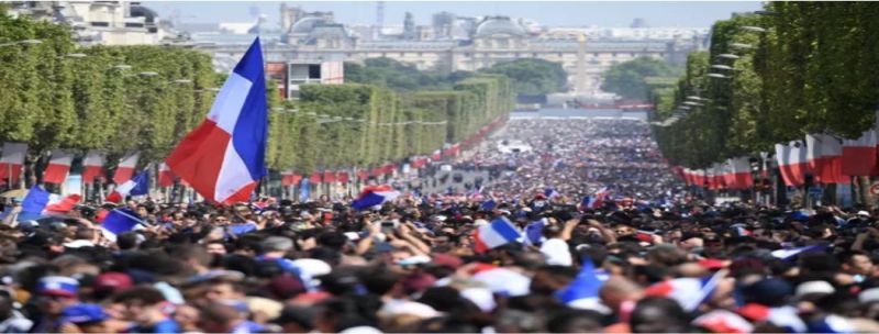 Franceses na Champs Elysees, em Paris 
