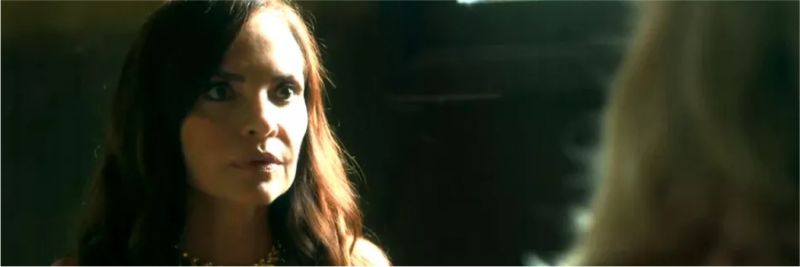 Scarlet (Luíza Tomé) fica surpresa ao ver Marilda (Letícia Spiller) e Fabim (Marcello Melo Jr.) juntos, em 'O Sétimo Guardião' — Foto: TV Globo