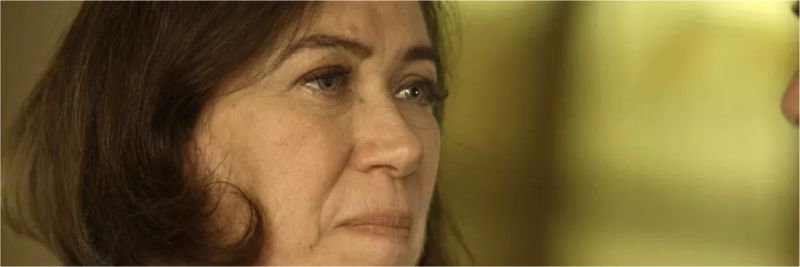 Valentina (Lilia Cabral) diz a Murilo (Eduardo Moscovis) que viu a marca em suas costas, em 'O Sétimo Guardião' — Foto: TV Globo