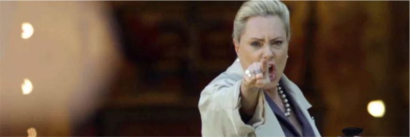Mirtes (Elizabeth Savala) revela para todos que Machado (Milhem Cortaz) usa calcinhas, em 'O Sétimo Guardião' — Foto: TV Globo Mirtes (Elizabeth Savala) revela para todos que Machado (Milhem Cortaz) usa calcinhas, em 'O Sétimo Guardião' — Foto: TV