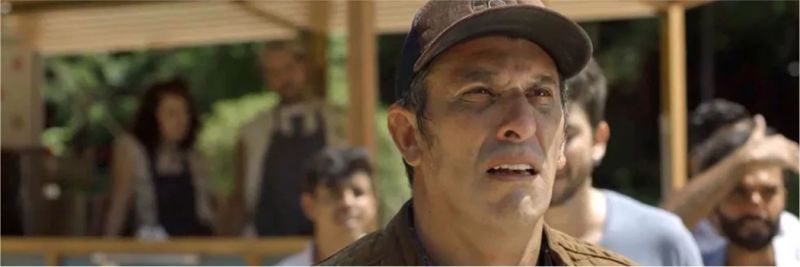 Machado (Milhem Cortaz) é humilhado pela população de Serro Azul, em 'O Sétimo Guardião' — Foto: TV Globo