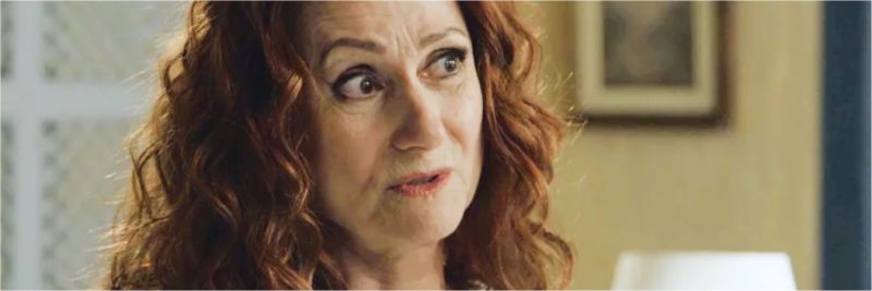 Milu (Zezé Polessa) quer saber o que Luz (Marina Ruy Barbosa) viu em bola de cristal, na novela 'O Sétimo Guardião' — Foto: TV Globo