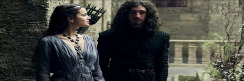 Catarina (Bruna Marquezine) e Rodolfo (Johnny Massaro) batem papo pelo castelo de Montemor e ela logo percebe que o jovem deseja impressioná-la