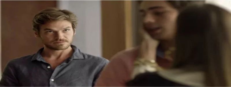 Beto fica na maior saia justa com as perguntas de Karola
