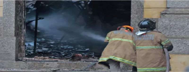 Bombeiros fazem rescaldo após controlarem incêndio no Museu Nacional, no Rio