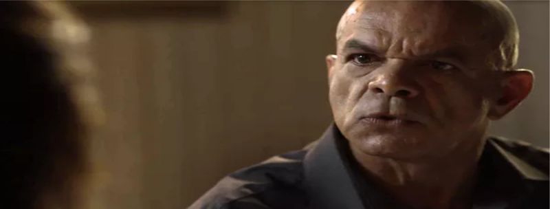 Os sustos não param e Galdino liga a TV sem que a dondoca perceba.