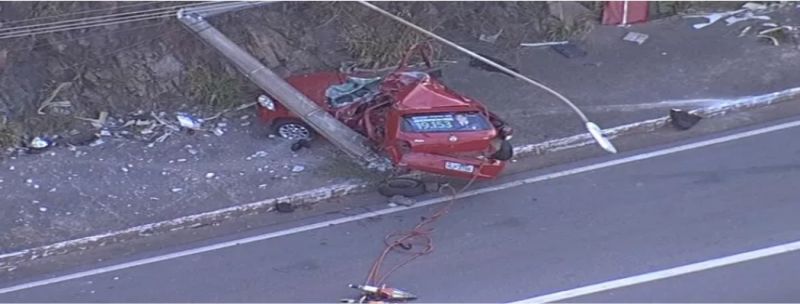 Carro bate em poste na Via Expressa, em Contagem, e uma pessoa morre