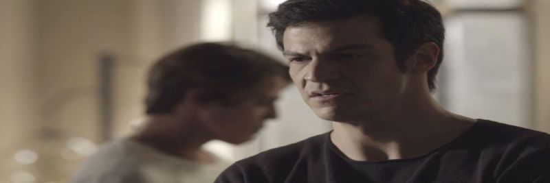 Eric fica tenso com o que ouve (Foto: TV Globo) 