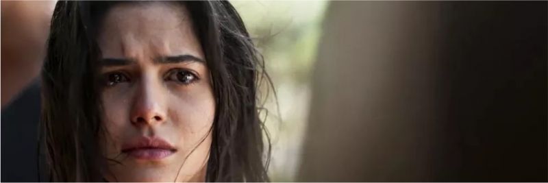 Laila (Julia Dalavia) chora com ameaça de Dalila (Alice Wegmann) em 'Órfãos da Terra' — Foto: Globo
