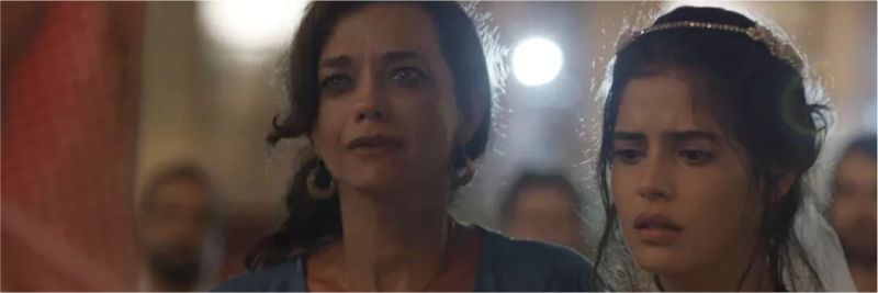 Missade (Ana Cecília Costa) se desespera ao ver Laila (Julia Dalavia) em perigo — Foto: TV Globo