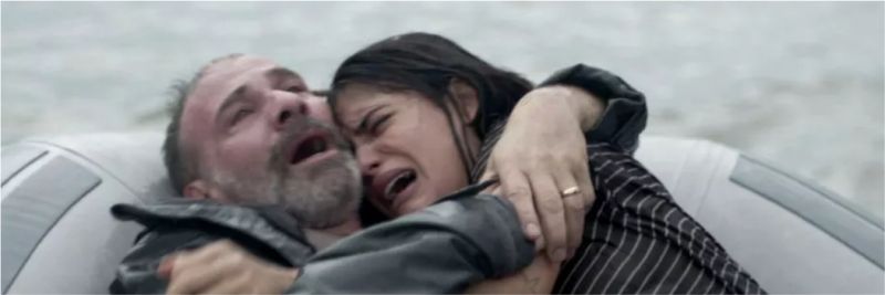 Após a naufrágio, Laila (Julia Dalavia) e Elias (Marco Ricca) são resgatados, mas não encontram Missade (Ana Cecília Costa) em 'Órfãos da Terra' — Foto: Reprodução/TV Globo
