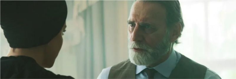 Aziz (Herson Capri) se enfurece quando Dalila (Alice Wegmann) diz que passou a noite com Jamil (Renato Góes) em 'Órfãos da Terra' — Foto: Reprodução/TV Globo