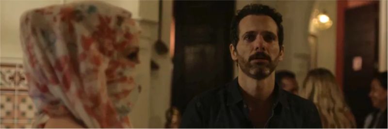 Ali (Mouhamed Harfouch) janta com Latifa, mas pensando em Sara, que faz de tudo para provocar ciúmes no ex — Foto: TV GLOBO