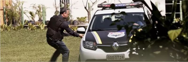 Almeidinha (Danton Mello) corre atrás da vilã na novela das 6 — Foto: Globo