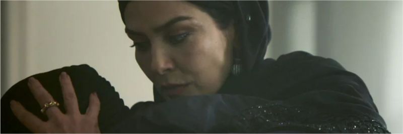 Soraia (Letícia Sabatella) amapara Dalila (Alice Wegmann) depois que ela mente para Aziz (Herson Capri) em 'Órfãos da Terra' — Foto: Reprodução/TV Globo