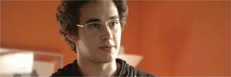 Felizmente, Benjamin (Felipe Bragança) chamará a polícia — Foto: TV GLOBO