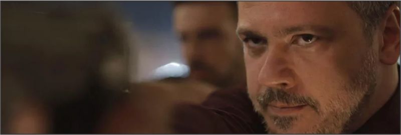 Almeidinha (Danton Mello) surpreende Aziz (Herson Capri) em 'Órfãos da Terra' — Foto: TV Globo