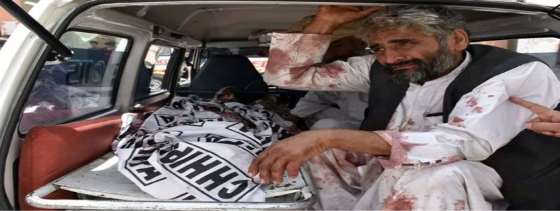 Homem chora morte de parente em atentado com bomba em Quetta, no Paquistão, nesta quarta-feira (25) 